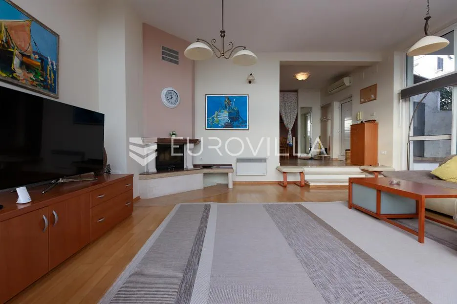 Opatija, Centar, dvoetažan stan 147 m², vrt, pogled na more