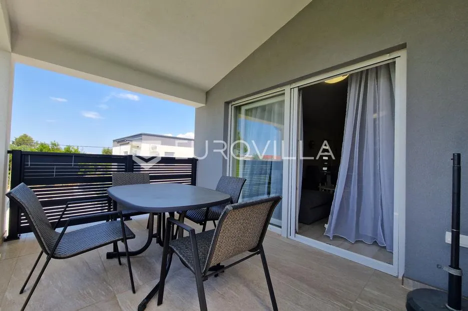 vir, elegantan trosoban apartman u centru vira, 600 m od plaže - slika 11