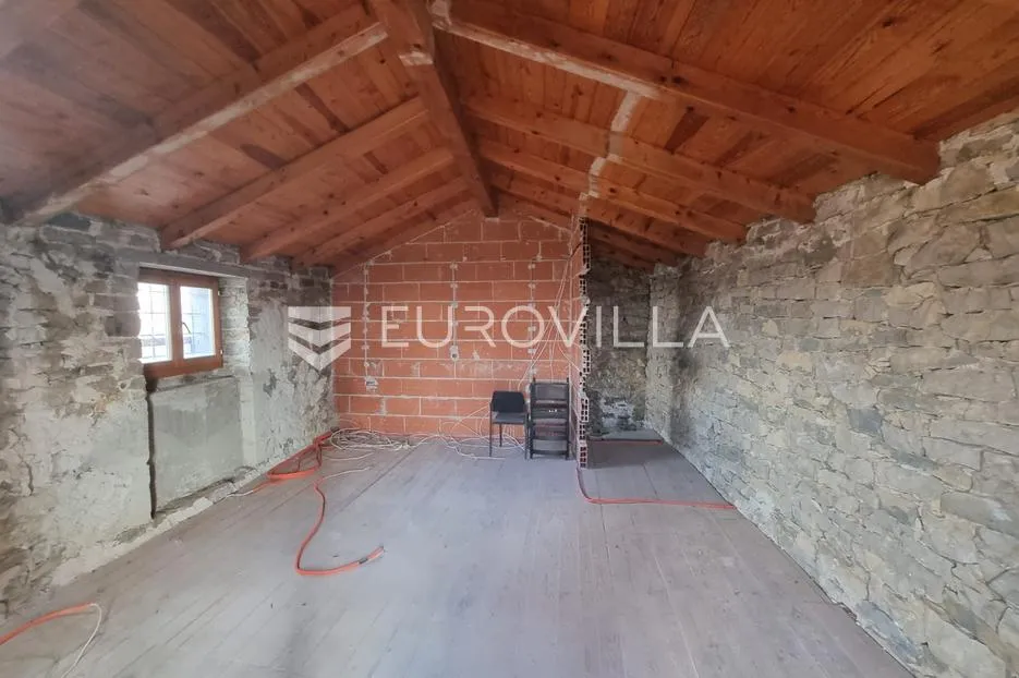 istra, grimalda, kamena kuća u nizu 90m2 s panoramskim pogledom na jezero i okolicu - slika 5