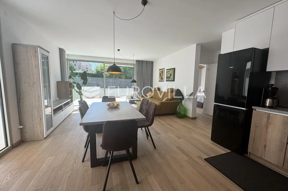 istra, rovinj, moderan stan s dvije spavaće sobe 101 m², vrtom i ograđenim parkirnim mjestom - slika 3