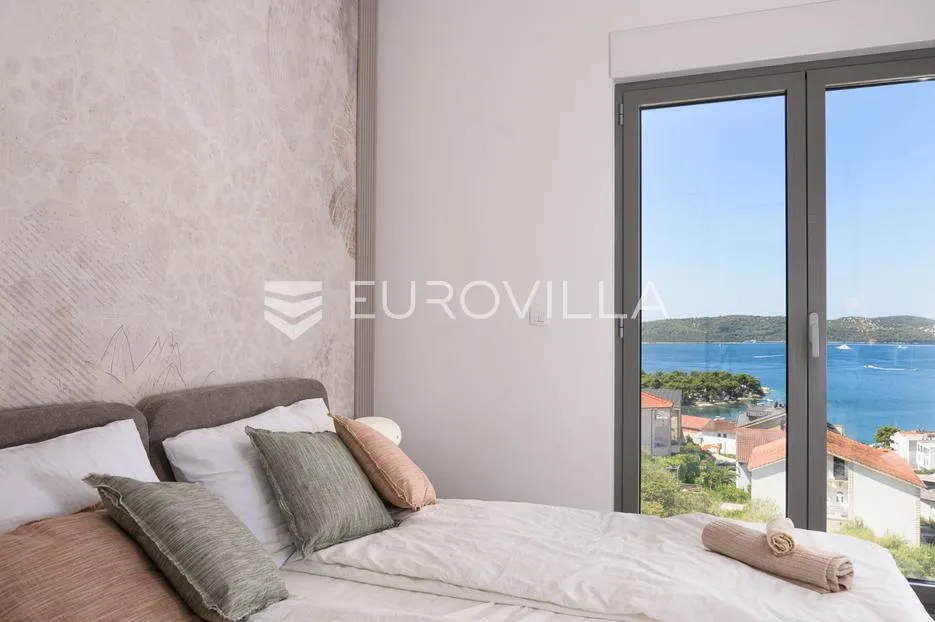 trogir, čiovo, luksuzan penthouse sa krovnom terasom i bazenom - slika 13