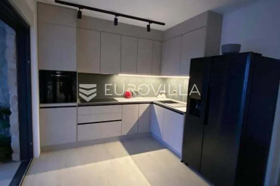 makarska, moderna vila s tri stambene jedinice - slika 3