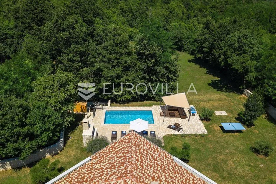 Labin, Kršan, prekrasna samostojeća kuća s bazenom na prostranom zemljištu od 4261 m²,mirna lokacija