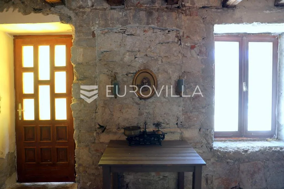 prvić luka, djelomično renovirana kamena kuća, prvi red do mora, 298 m² - slika 36