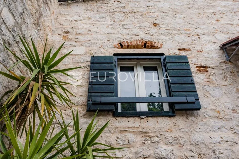 šibenik, stara gradska jezgra, povijesna palača iz 12. stoljeća - slika 35