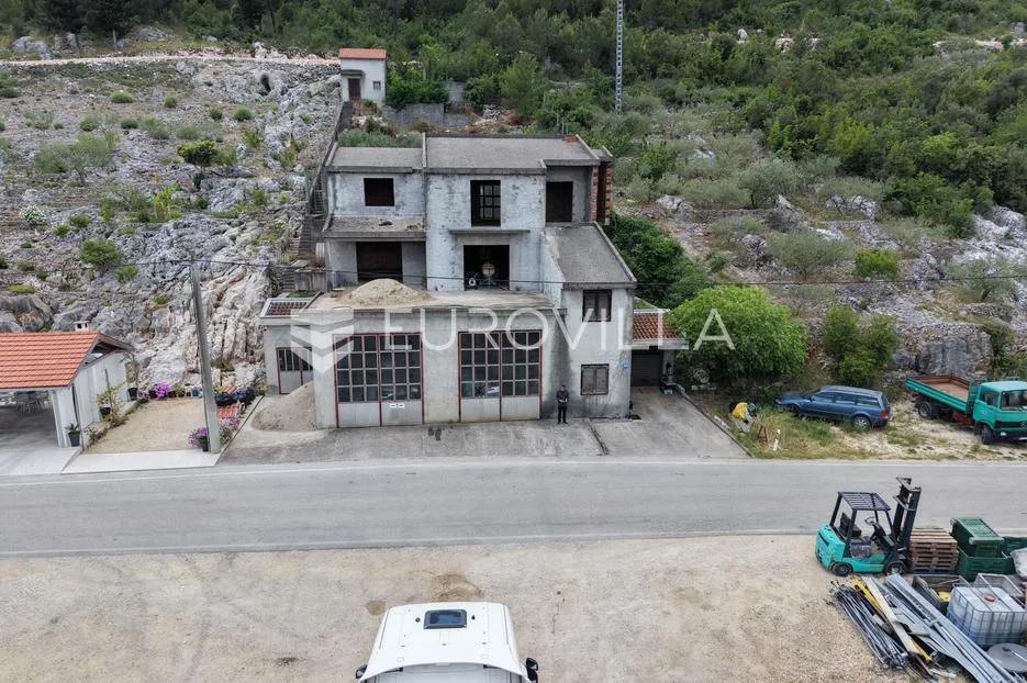 Metković, Momići, zgrada stambeno poslovne namjene 516 m² - Momići, Kula Norinska