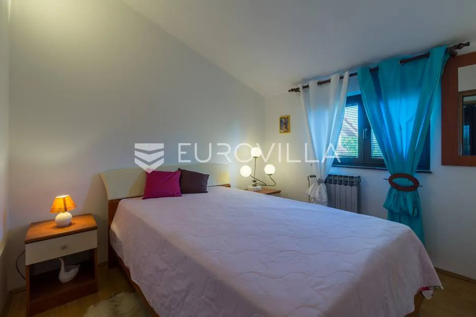 pula, veli vrh, vila s 4 odvojena apartmana, bazenom i velikom okućnicom - slika 28