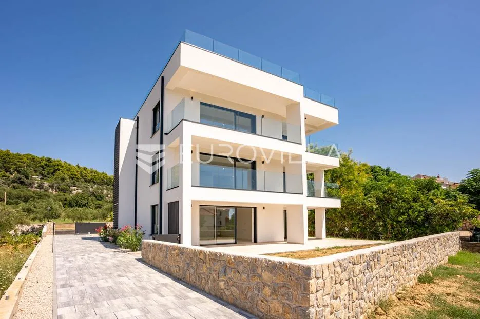 otok rab, barbat, moderan trosoban stan 107 m², privatni vrt - slika 16