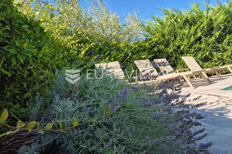 krk, dobrinj, moderna dvojna kuća s bazenom i saunom 107 m², okućnica 315 m² - slika 29