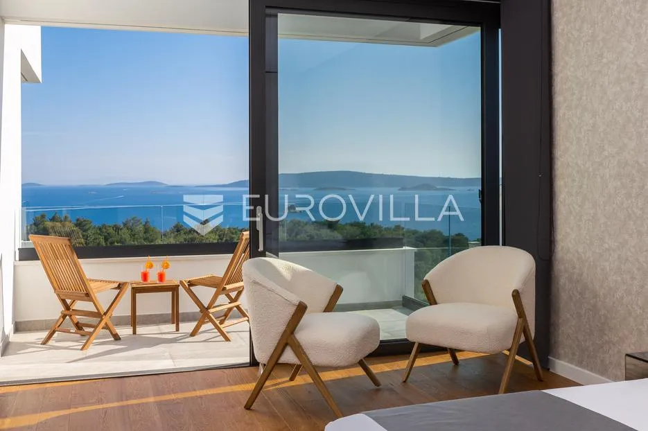 trogir, seget, luksuzna vila s bazenom i predivnim pogledom na šumu, more i otoke - slika 18