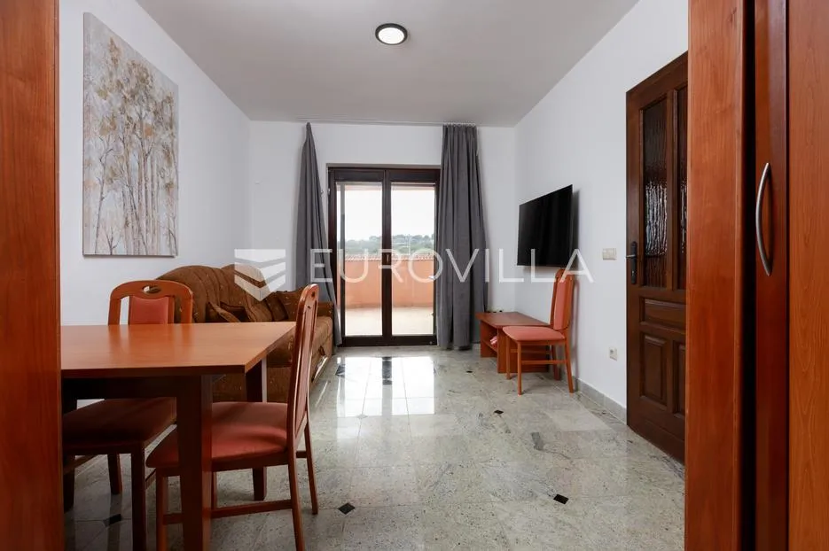 Krk, uređen trosoban apartman blizu mora, terasa s pogledom