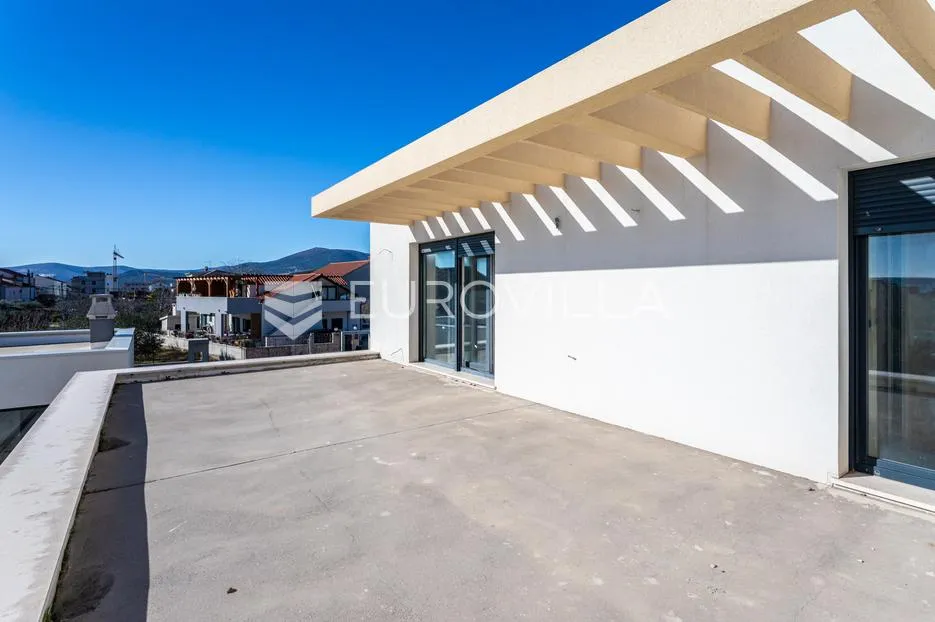 kaštel lukšić, obiteljska vila s bazenom u visokoj roh bau fazi - slika 15