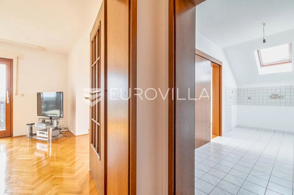 zagreb, sesvetski kraljevec, kvalitetna kuća s dva stana i garažom 390 m2 - slika 11