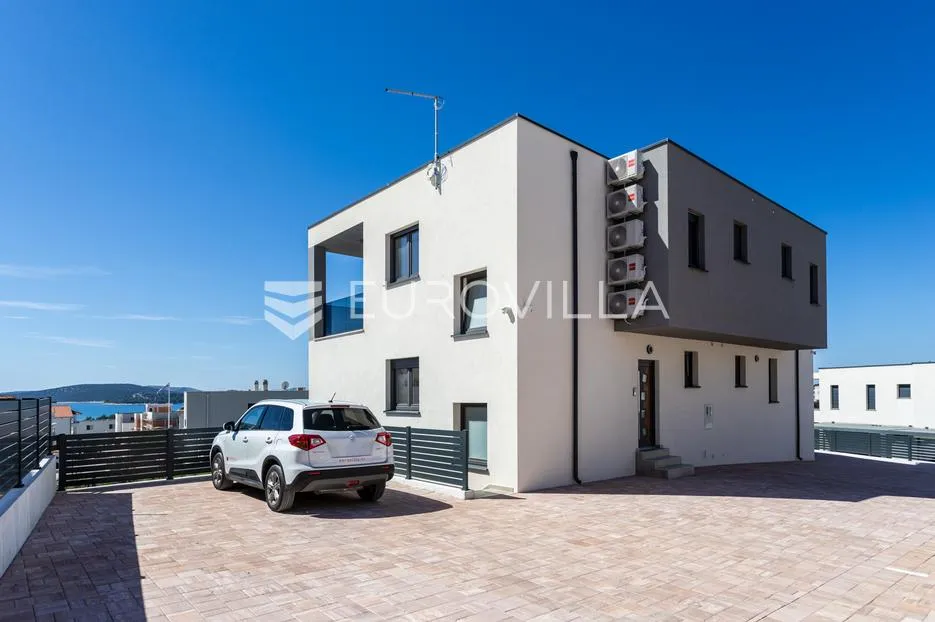 vodice, moderna dvojna kuća s bazenom, novogradnja 169,89 m² - slika 4