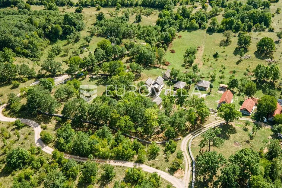 lika, plitvička jezera, ograđeno imanje 40.000 m² s 11 kuća, izuzetna rijetka investicija - slika 41