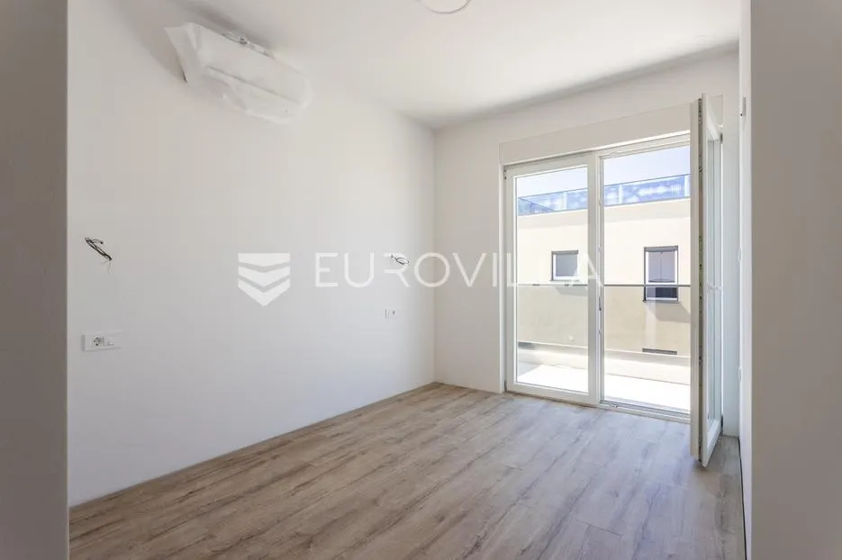 vodice, trosoban stan s krovnom terasom - slika 13