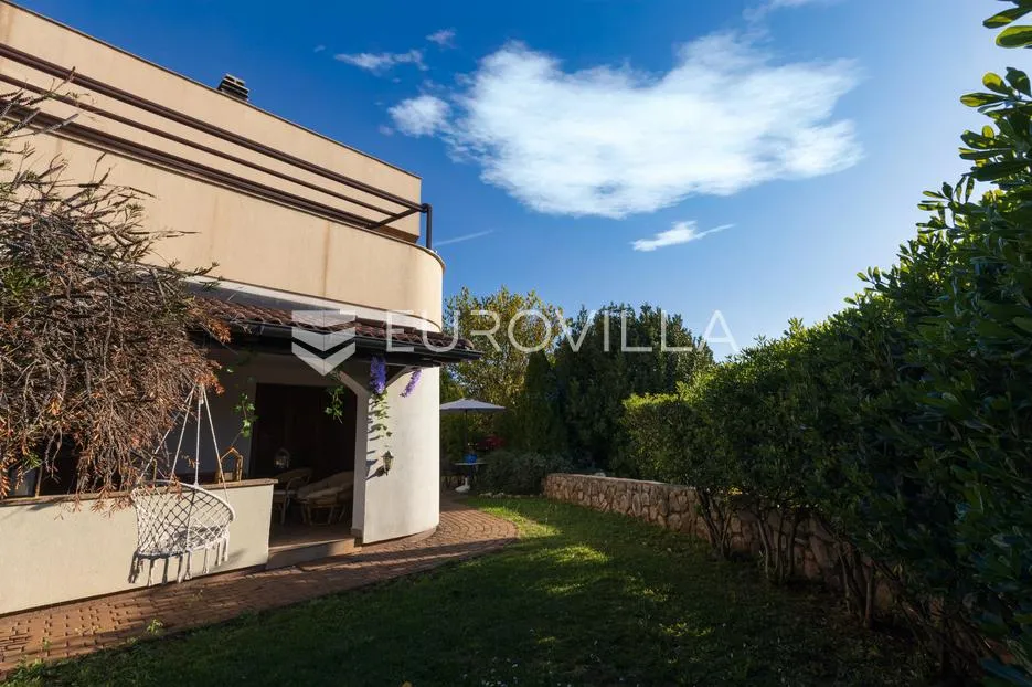 krk, malinska, trosoban stan 72 m² s privatnom okućnicom od 96 m² i parkingom - slika 21