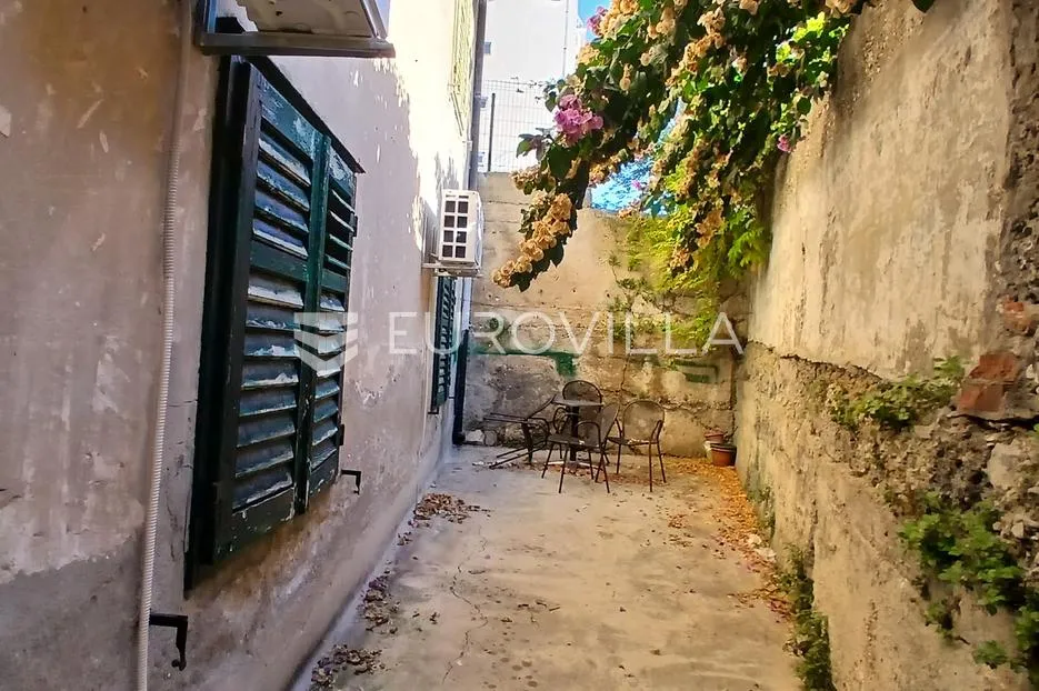 split, bol, dva namještena studio apartmana u centru grada - slika 32