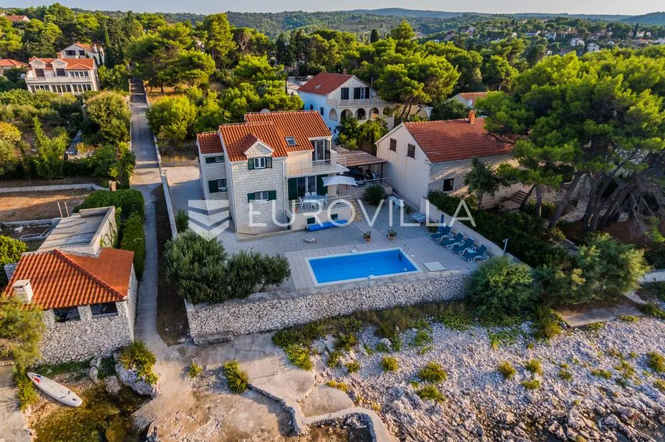 Brač, Splitska, vila s bazenom prvi red uz more, 180 m² - Splitska, Supetar