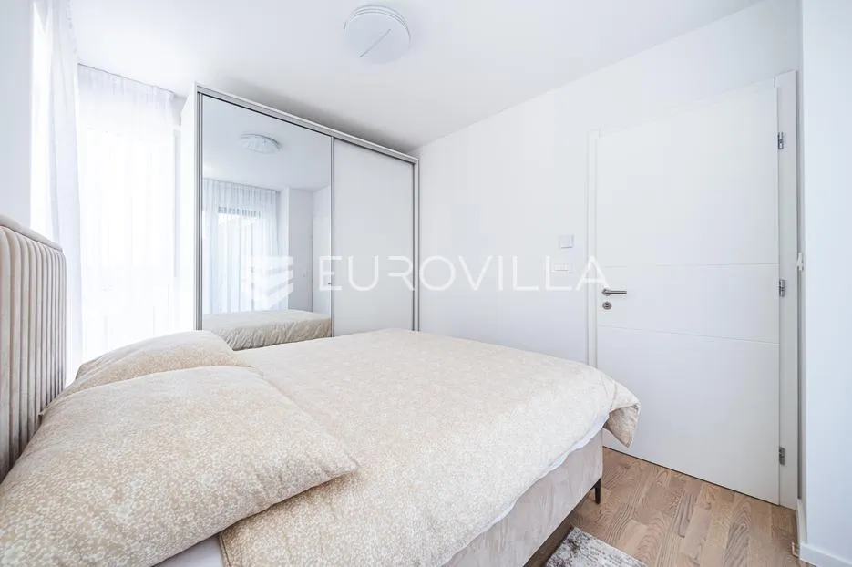 blato, novouređen trosoban penthouse nkp 68 m2 - slika 10
