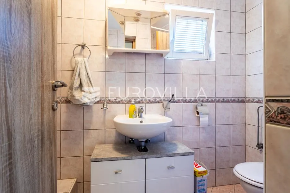 brač, milna, samostojeća kuća s četiri apartmana - slika 16