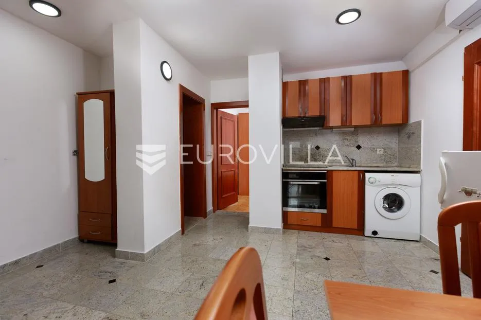 krk, uređen trosoban apartman, velika terasa s otvorenim pogledom - slika 9