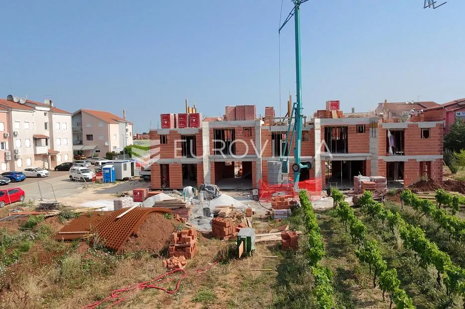 istra, poreč - novogradnja, modena kuća u nizu nkp 83,45 m2 - slika 2