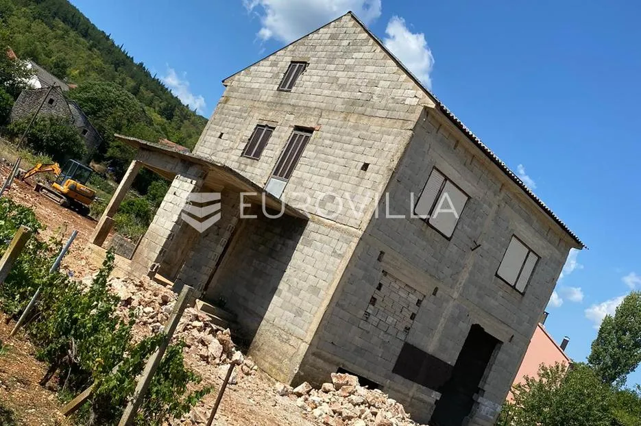 Imotski, Zmijavci, nedovršen objekt