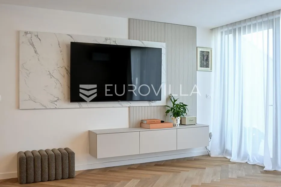podstrana, luksuzno namješten višeetažni stan s vrtom i krovnom terasom - slika 7