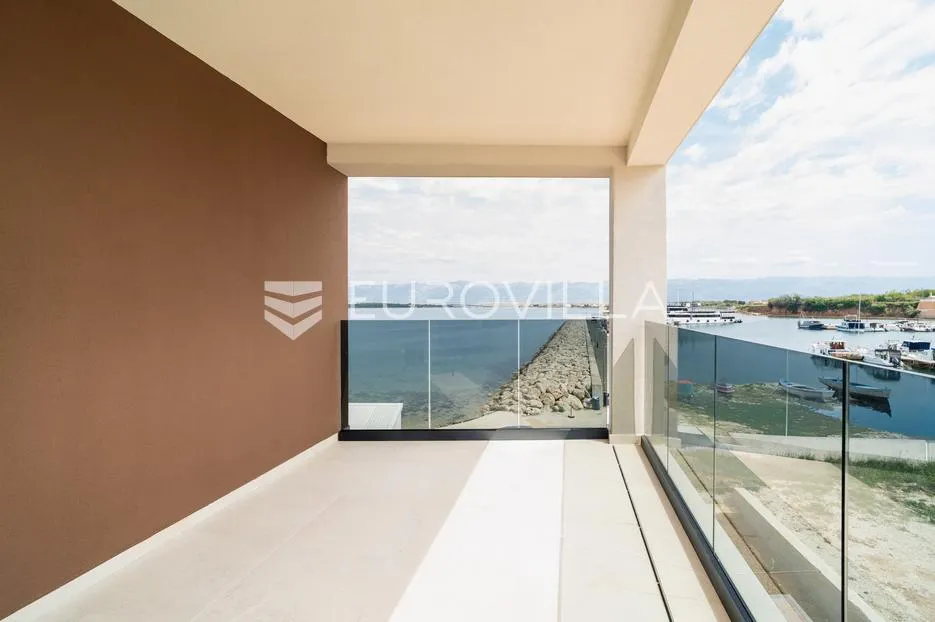 Zadar, Privlaka, luksuzni dvosoban stan 1. red do mora, 92,80 m²