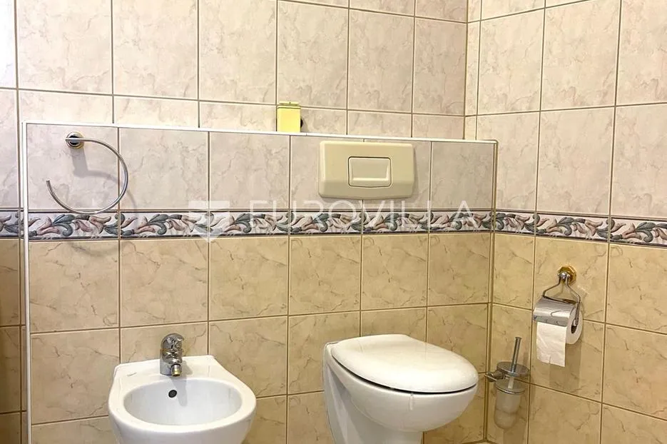 crikvenica, kuća sa 4 apartmana i 2 poslovna prostora, centar, pogled na more - slika 10