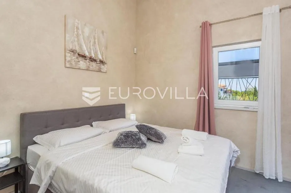 krk, dobrinj, moderna dvojna kuća s bazenom i saunom 107 m², okućnica 315 m² - slika 20