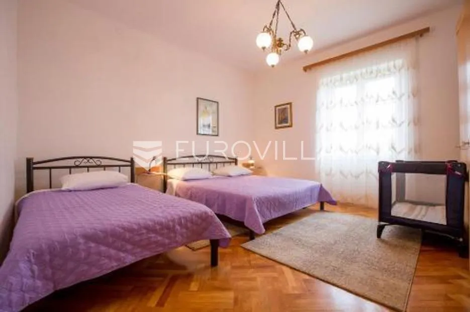 split, bačvice, dvosoban stan s dvorištem i pogledom na more - slika 8