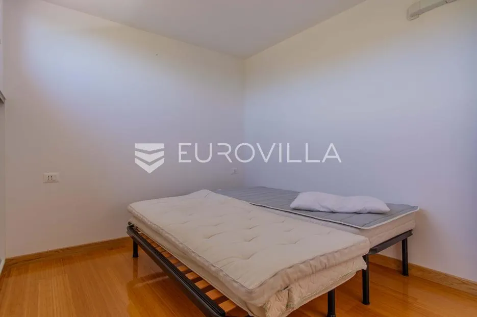 istra, poreč, unikatna dizajnerska vila s dodatnim apartmanom, wellnessom i grijanim bazenom - slika 49