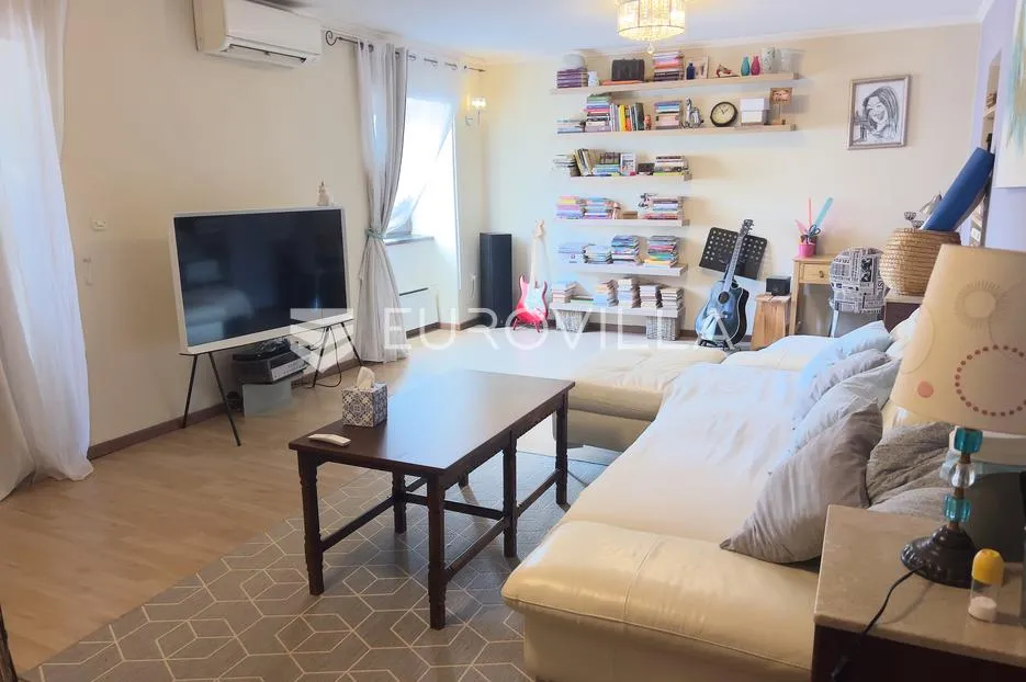 istra, novigrad okolica, šarmantan prostrani stan sa terasom, vrtom i malim odvojenim apartmanom - slika 4