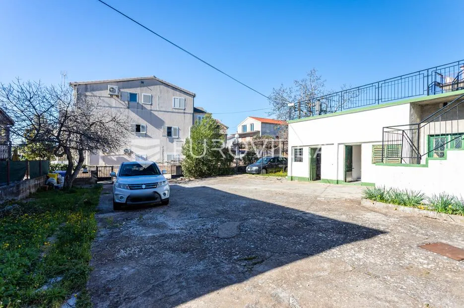 šibenik, brodarica, kuća sa velikim dvorištem 247,2 m² - slika 20