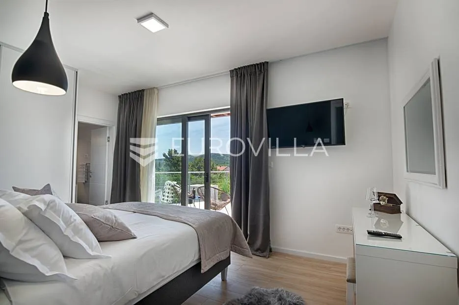 šibenik, prekrasna villa s bazenom i košarkaškim igralištem - slika 24