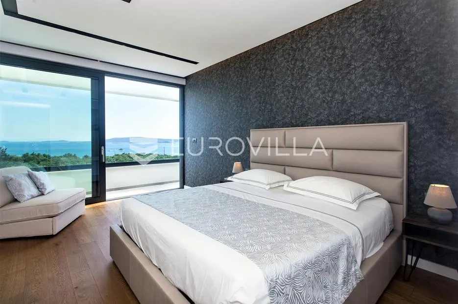 trogir, seget, luksuzna vila s bazenom i predivnim pogledom na šumu, more i otoke - slika 29