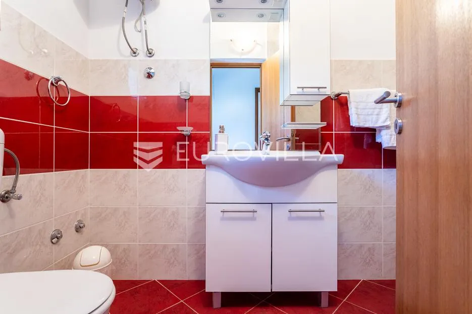 čiovo, okrug gornji, namještena kuća s četiri apartmana i prostranim dvorištem, treći red do mora - slika 17