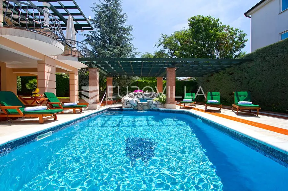 poreč, ekskluzivna vila s 430 m2, atraktivna lokacija - slika 6
