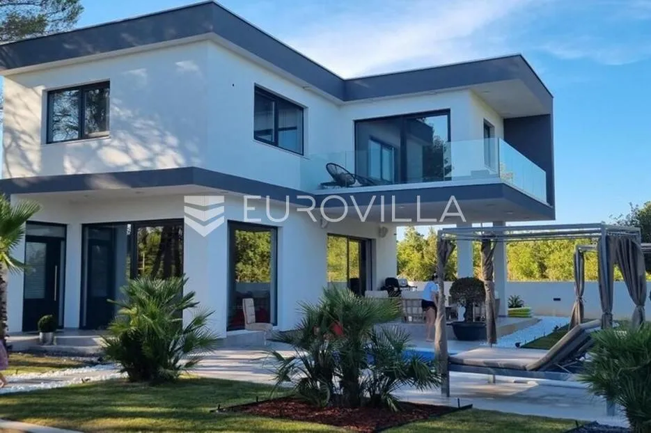 Istra, Svetvinčenat, moderna vila NKP 160 m2 s bazenom okružena zelenilom u mirnom naselju - Butkovići