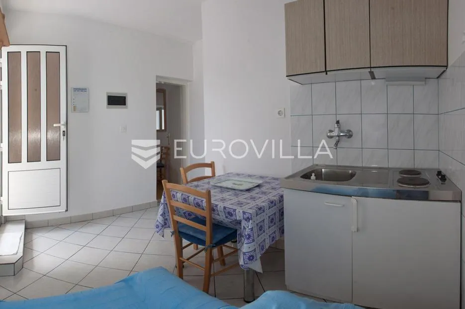hvar, sućuraj, kuća s četiri stambene jedinice u prvom redu do mora - slika 20
