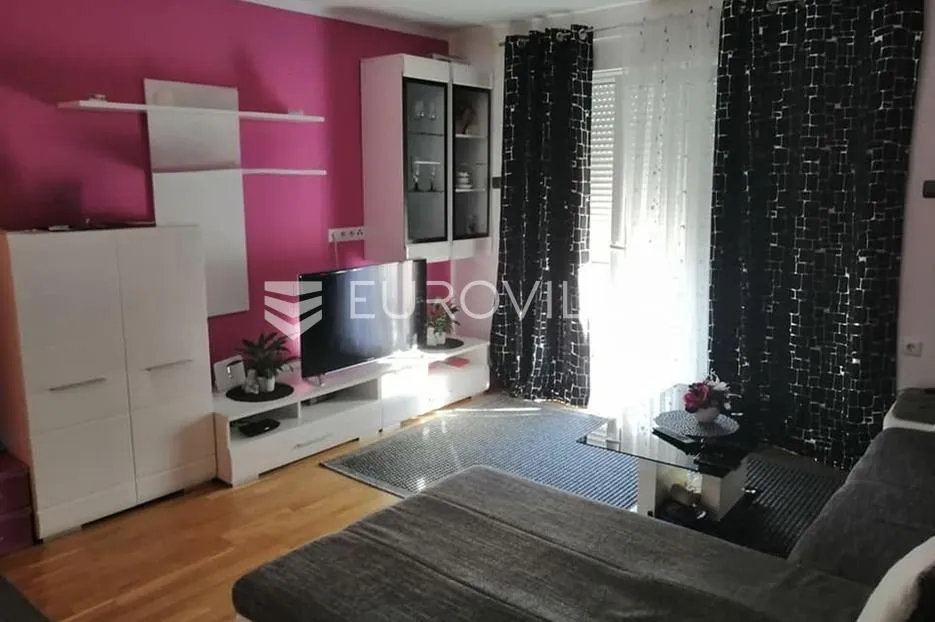 Novi Vinodolski, dvosoban stan 57 m², samo 150 m od mora, balkon, pogled