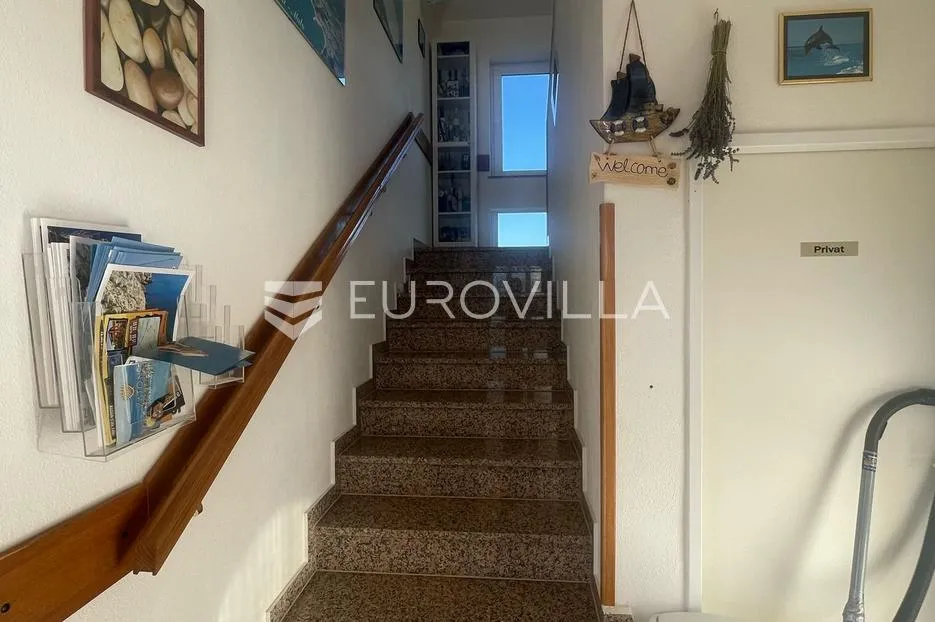 zadar, vrsi, lijepa kuća s apartmanima i vrtom - slika 18