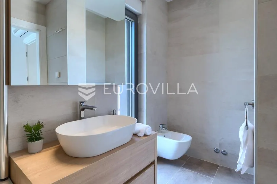 istra, brtonigla, moderna vila s bazenom i jacuzzijem - slika 20