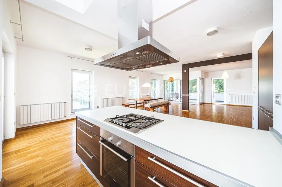 zagreb, jelenovac, prostoran četverosoban stan s balkonom i dvije garaže, 202 m² - slika 10