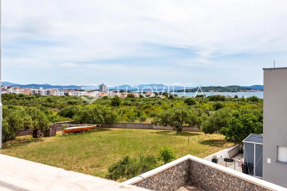 vodice, moderna novogradnja, trosoban stan s pogledom na more, 300 m od mora, 1k3 - slika 13