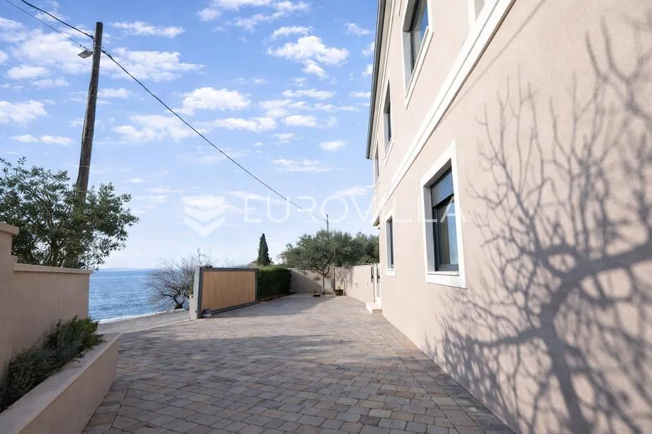 zadar, diklo: luksuzna vila prvi red do mora s bazenom i maslinikom - slika 7