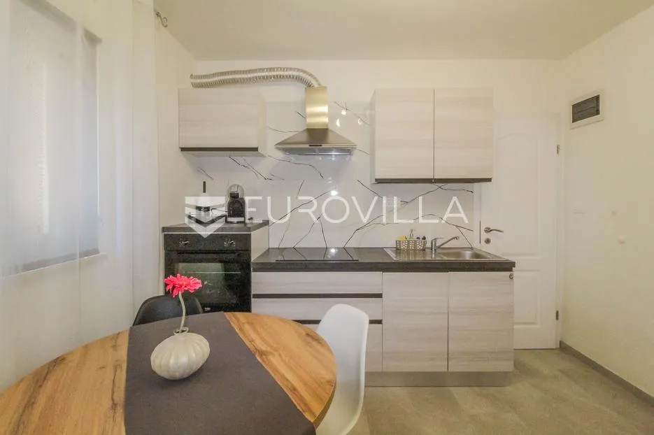 istra, novigrad okolica, šarmantan prostrani stan sa terasom, vrtom i malim odvojenim apartmanom - slika 13