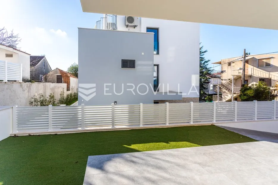 vodice, novogradnja, prostran apartman s dvorištem u centru mjesta, 139,61 m² - slika 14